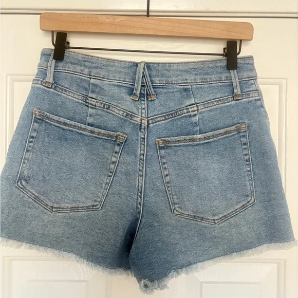 GOOD AMERICAN GOOD CURVE SHORT DISTRESSED DENIM size 6/28 - Picture 4 of 4